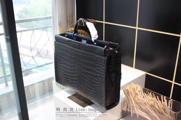 FENDI男包 纖薄款 PEEKABOO FIT手袋 黑色啞光效果 鱷魚皮 纖薄手提包 芬迪男挎包  fdz2070